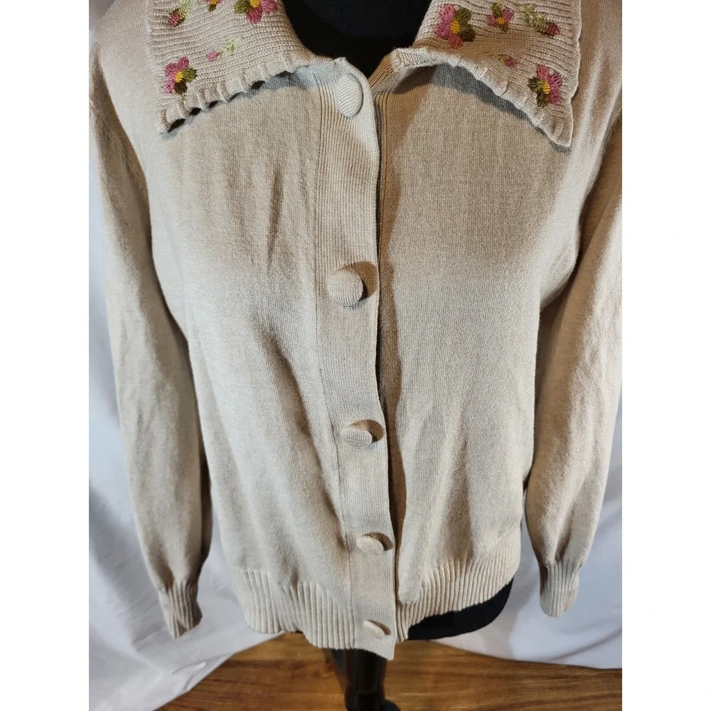 Aaeda Size M Beige Embroidered Collared Button Down Cardigan - Picture 4 of 8